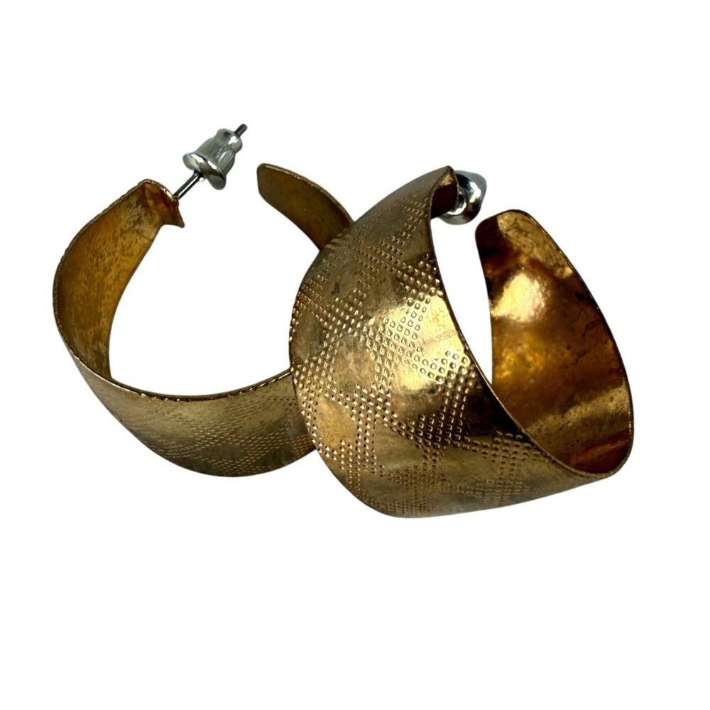Textured Gold Tone 3/4 Hoop Earrings Pierced Post Back Heart Pattern Engraved